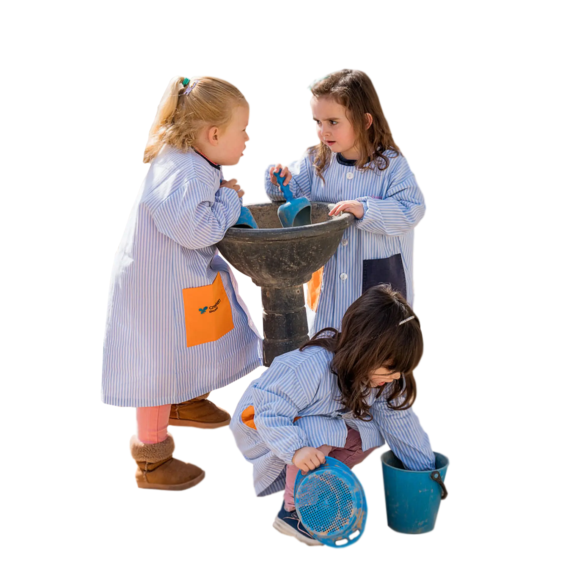 T’ajudem amb la gestió i distribució de xandalls, bates i uniformes escolars. L’escola defineix el disseny i nosaltres en facilitem la producció i distribució a les famílies.